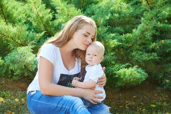 Mutlu güzel anne ve bebek kızı veya oğlu