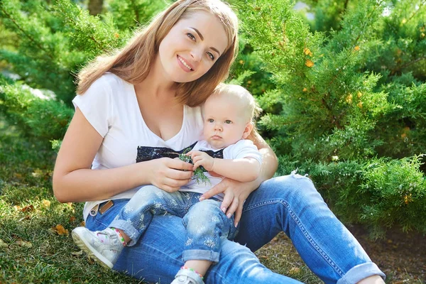 Mãe bonita feliz e bebê filha ou filho — Fotografia de Stock