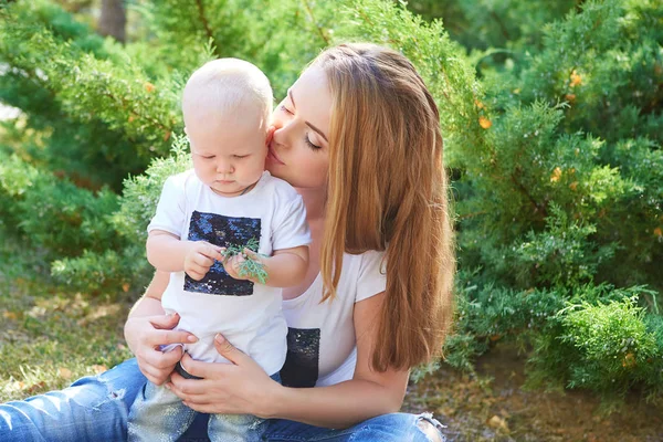 Ibu dan bayi perempuan atau anak laki-laki yang bahagia — Stok Foto