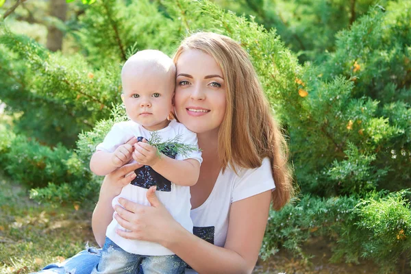 Glücklich schöne Mutter und Baby Tochter oder Sohn — Stockfoto