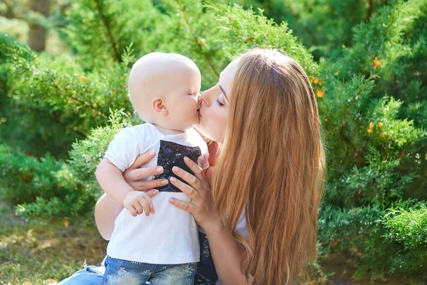 Mutlu güzel anne ve bebek kızı veya oğlu