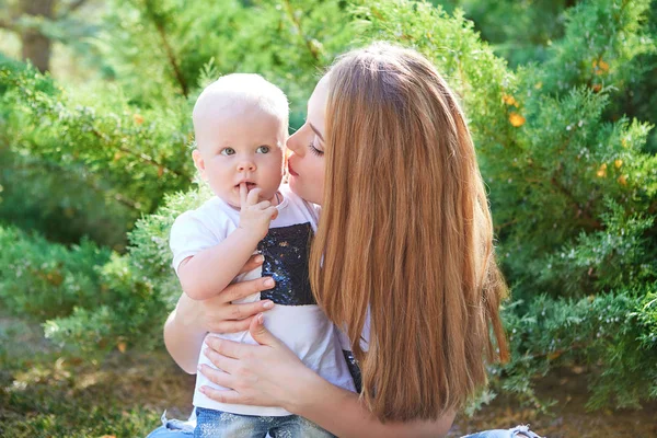 Glücklich schöne Mutter und Baby Tochter oder Sohn — Stockfoto