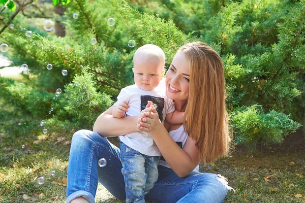 Mutlu güzel anne ve bebek kızı veya oğlu