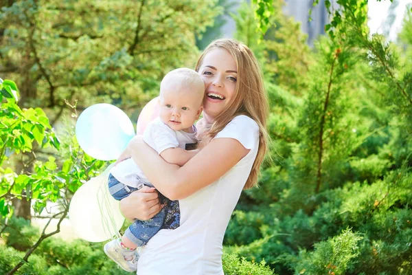 Ibu dan bayi perempuan atau anak laki-laki yang bahagia — Stok Foto