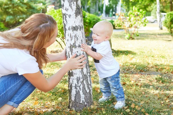 Mutlu güzel anne ve bebek kızı veya oğlu