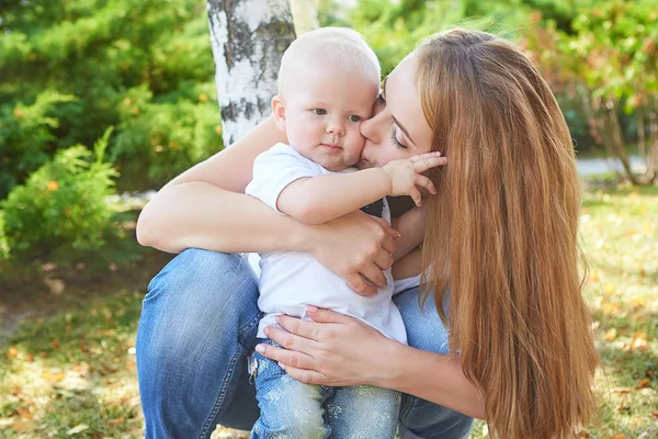 Mãe bonita feliz e bebê filha ou filho — Fotografia de Stock