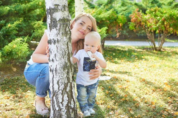 Glad vacker mor och baby dotter eller son — Stockfoto