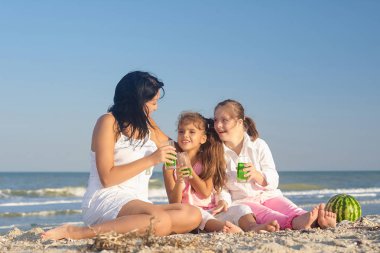 Mutlu bir aile. Anne, küçük kızı ve on yedi yıl bir ol