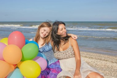 Mutlu bir aile. Anne ile on yedi yaşındaki kızı ile aşağı 