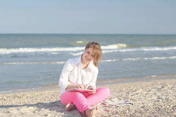 Girl seventeen-year-old  with Down syndrome on the beach play wi — Stock Photo, Image