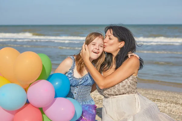 Mutlu bir aile. Anne ile on yedi yaşındaki kızı ile aşağı 