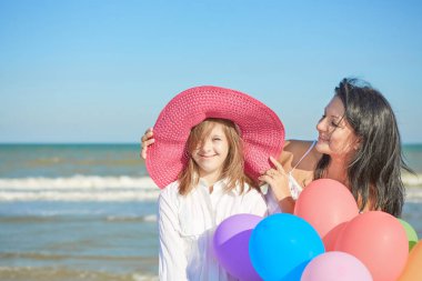 Mutlu bir aile. Anne ile on yedi yaşındaki kızı ile aşağı 