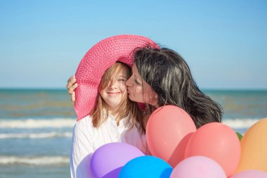Mutlu bir aile. Anne ile on yedi yaşındaki kızı ile aşağı 