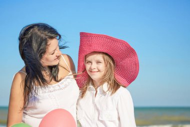 Mutlu bir aile. Anne ile on yedi yaşındaki kızı ile aşağı 