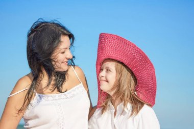 Mutlu bir aile. Anne ile on yedi yaşındaki kızı ile aşağı 