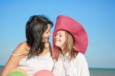 Mutlu bir aile. Anne ile on yedi yaşındaki kızı ile aşağı 