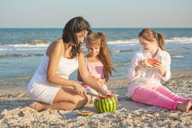 Mutlu bir aile. Anne, küçük kızı ve on yedi yıl bir ol