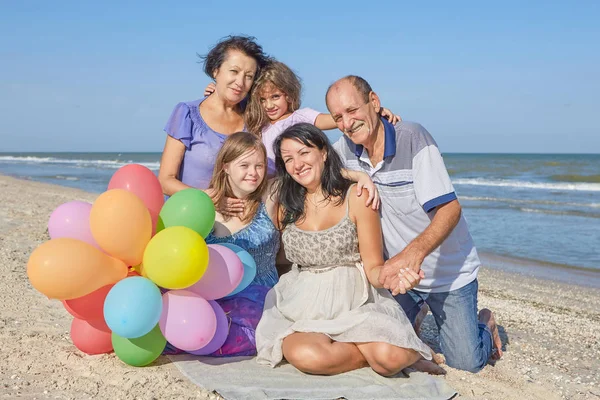 Glückliche Familie. Großmutter, Großvater, Mutter, jüngste Tochter — Stockfoto