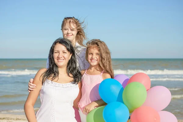 Glückliche Familie. Mutter, jüngste Tochter und eine 17-Jährige — Stockfoto