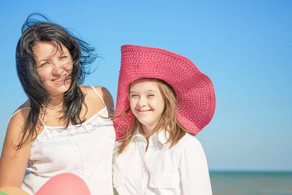 Mutlu bir aile. Anne ile on yedi yaşındaki kızı ile aşağı 
