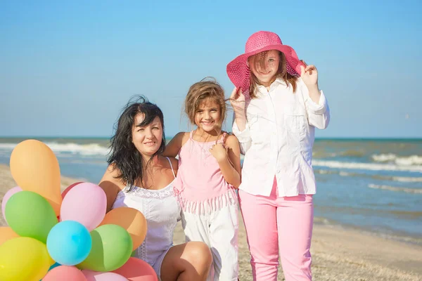Mutlu bir aile. Anne, küçük kızı ve on yedi yıl bir ol