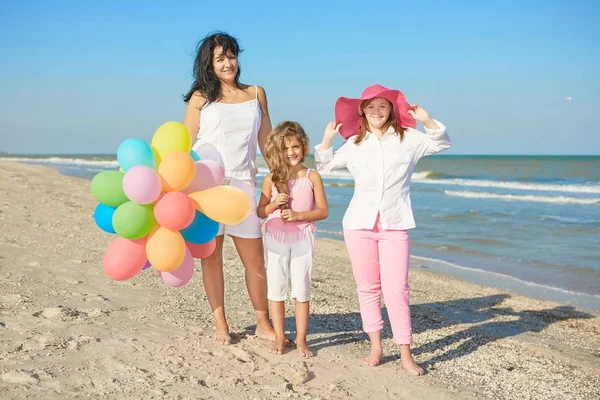 Mutlu bir aile. Anne, küçük kızı ve on yedi yıl bir ol