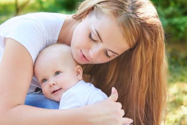 Mutlu güzel anne ve bebek kızı veya oğlu
