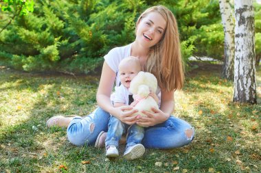 Mutlu güzel anne ve bebek kızı veya oğlu