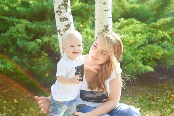 Mutlu güzel anne ve bebek kızı veya oğlu