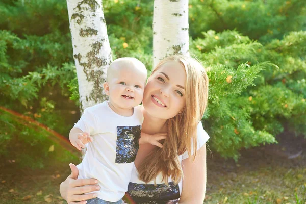 Glücklich schöne Mutter und Baby Tochter oder Sohn — Stockfoto