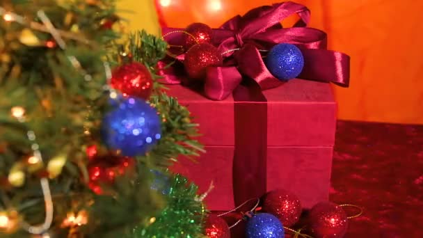 Árvore de Natal decorada e caixa de presente — Vídeo de Stock