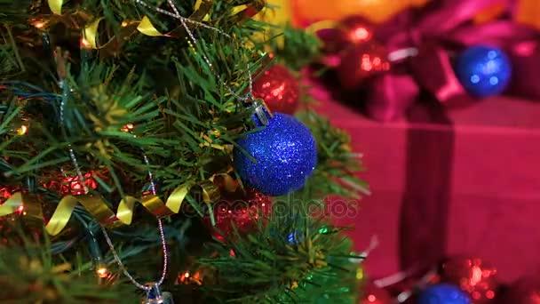 Árbol de Navidad decorado y caja de regalo — Vídeo de stock