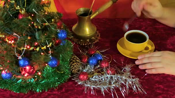 Mulher bebendo café natural na véspera de Natal — Vídeo de Stock