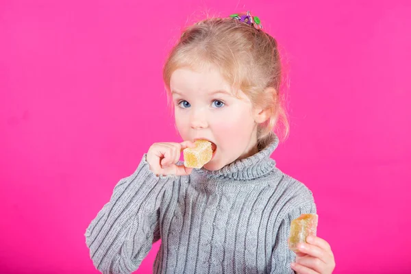 お菓子と美しい小さな幸せな女の子 — ストック写真