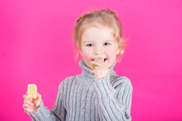 お菓子と美しい小さな幸せな女の子 — ストック写真