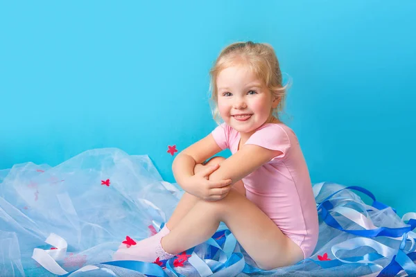 Schöne kleine glückliche Mädchen — Stockfoto