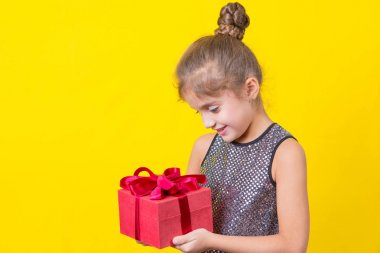 güzel küçük bir kız ile bir hediye
