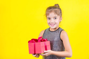 güzel küçük bir kız ile bir hediye