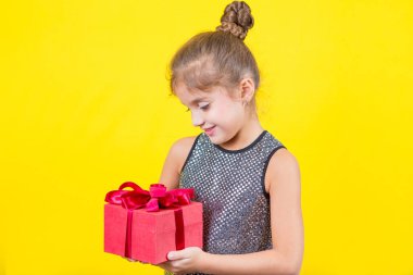 güzel küçük bir kız ile bir hediye