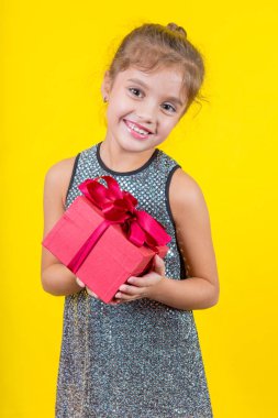 güzel küçük bir kız ile bir hediye