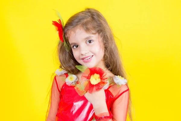Красивая маленькая счастливая девочка — стоковое фото