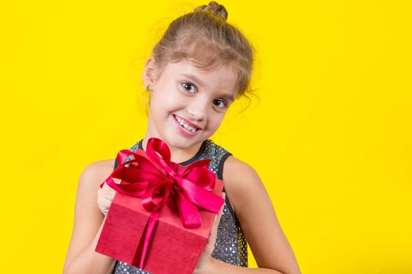 Красивая маленькая девочка с подарком — стоковое фото