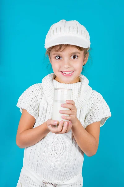 Hermosa niña con vaso de leche — Foto de Stock