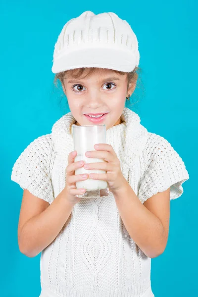 Красивая маленькая девочка со стаканом молока — стоковое фото