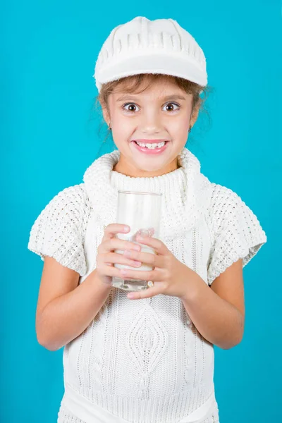 ミルクのガラスを持つ美しい少女 — ストック写真