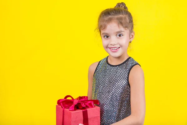 Schönes kleines Mädchen mit einem Geschenk lizenzfreie Stockbilder