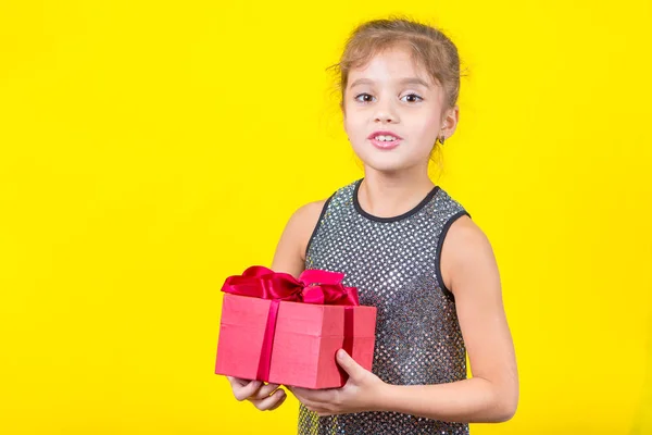 Schönes kleines Mädchen mit einem Geschenk Stockfoto