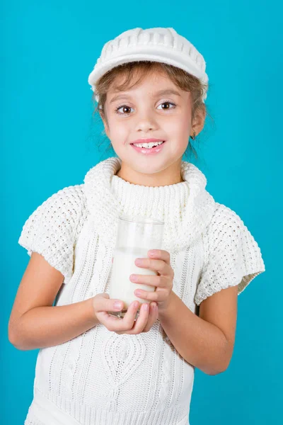 Schönes kleines Mädchen mit einem Glas Milch lizenzfreie Stockfotos