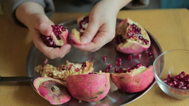 Kvinnans Händer Tar Bort Frön Från Granatäpple — Stockvideo