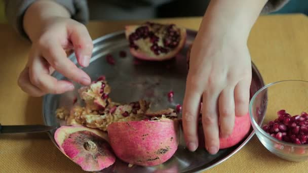 Woman Hands Removes Seeds Pomegranate — Stock Video